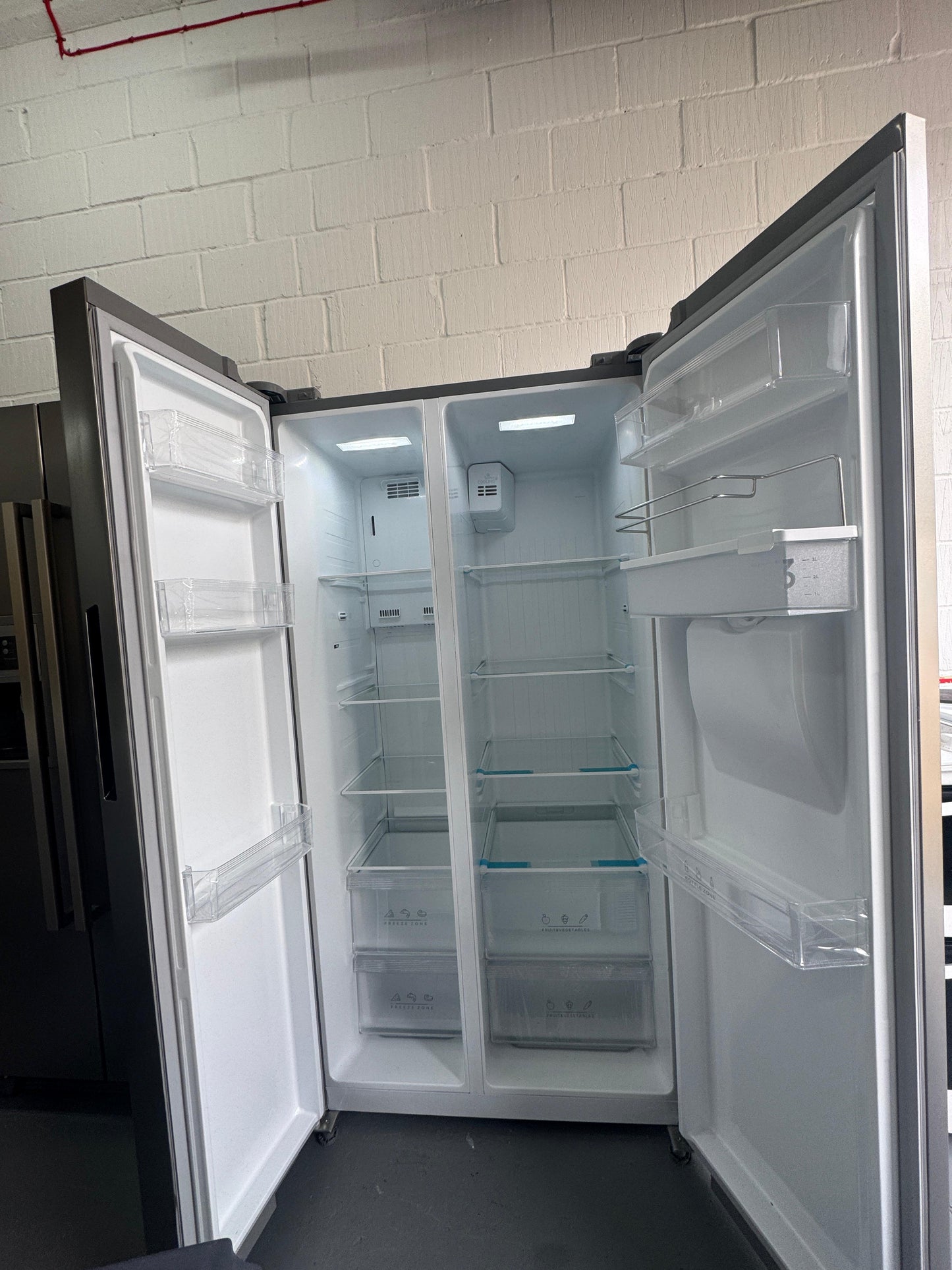 Refurbished Swan American Style Fridge Freezer – 553L Inox | SR750170I