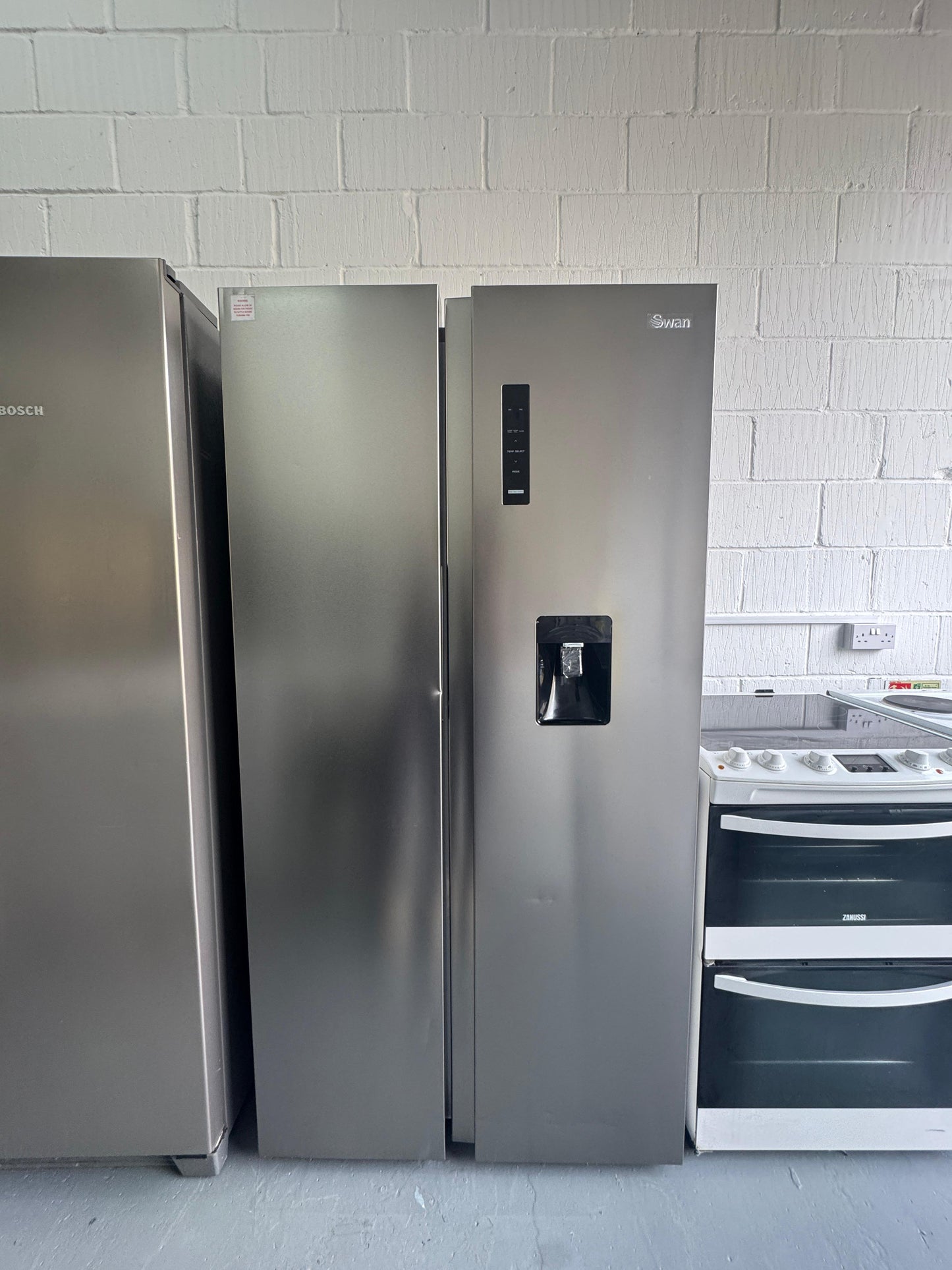 Refurbished Swan American Style Fridge Freezer – 553L Inox | SR750170I