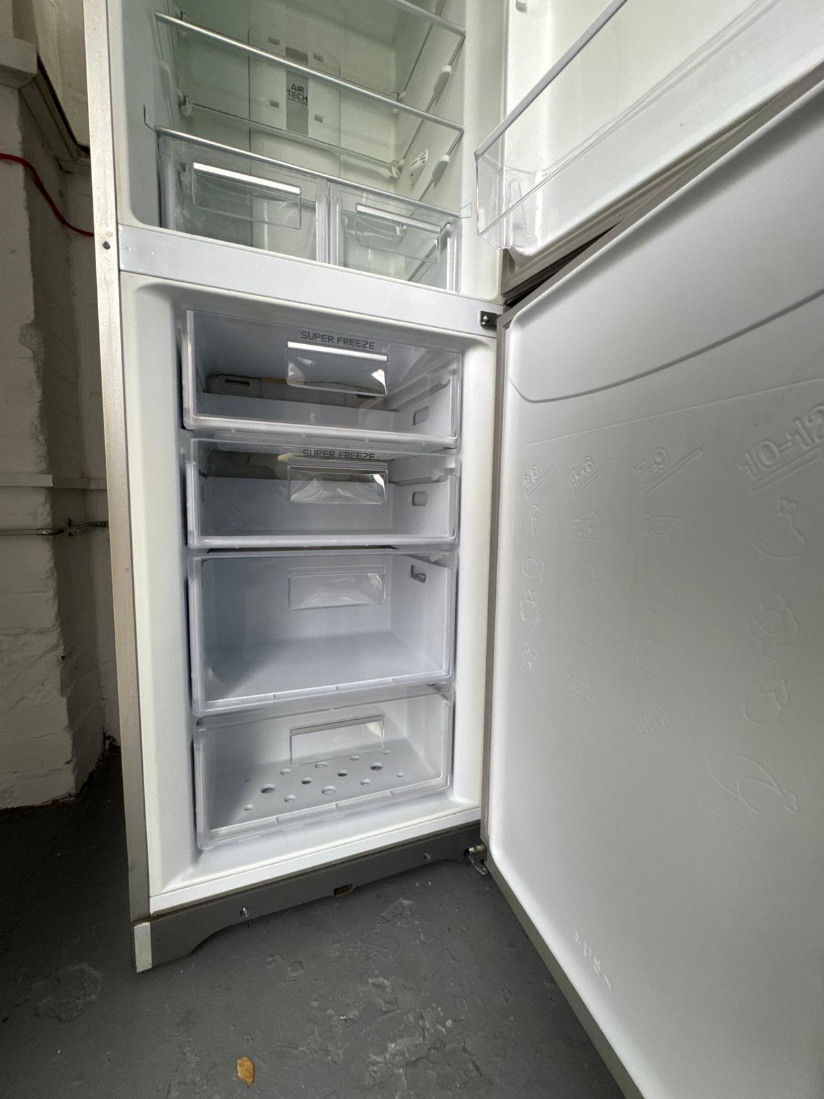 Refurbished Hotpoint 60/40 Frost Free Fridge Freezer – Graphite | FSFL1810G