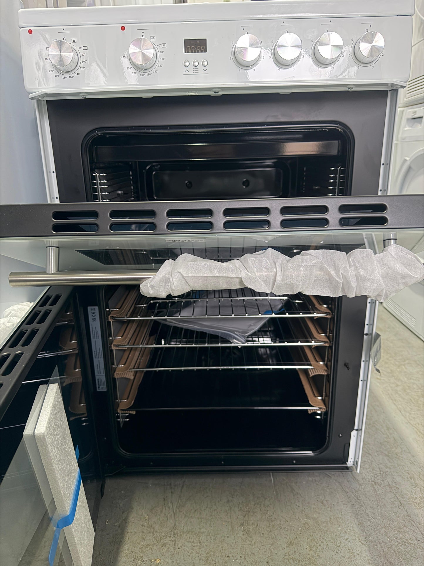 Hisense HDE3211BWUK 60cm Double Oven Electric Cooker – White – New Grade A