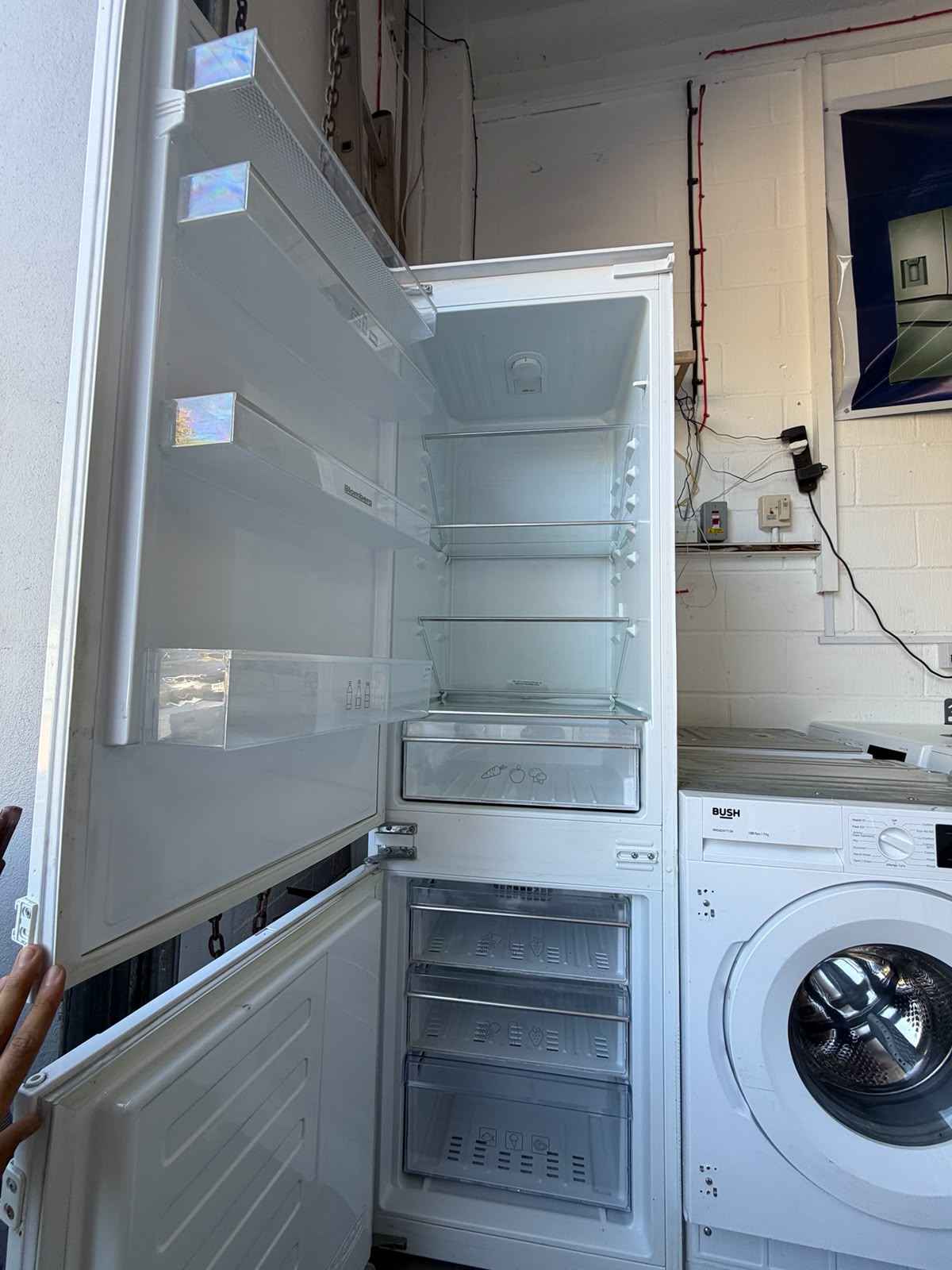 Refurbished Blomberg KNM4551I 262L 70/30 Integrated Frost Free Fridge Freezer - White