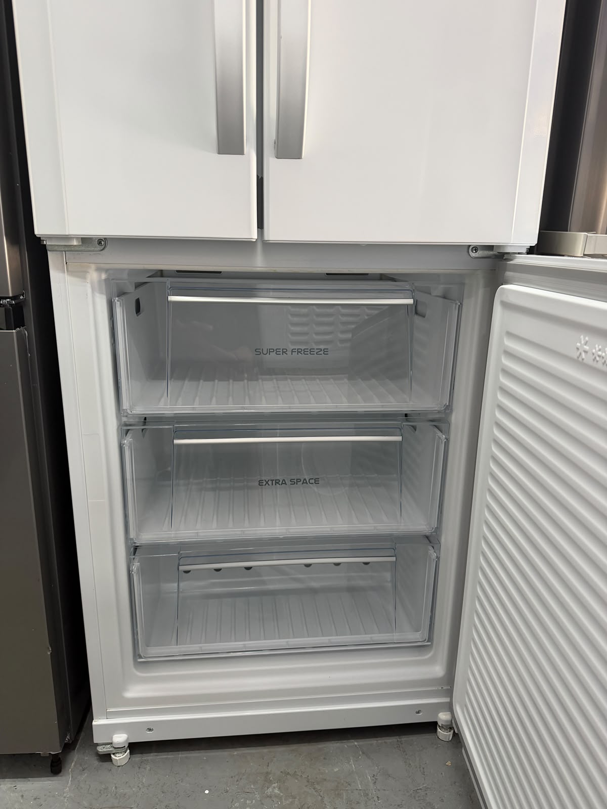 Refurbished Hotpoint FFU3D1W 450L Fridge Freezer - White