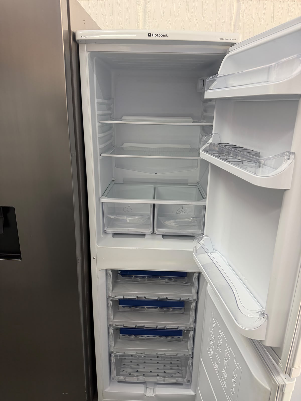 Refurbished Hotpoint RFAA52P 234L 50/50 Freestanding Fridge Freezer - White