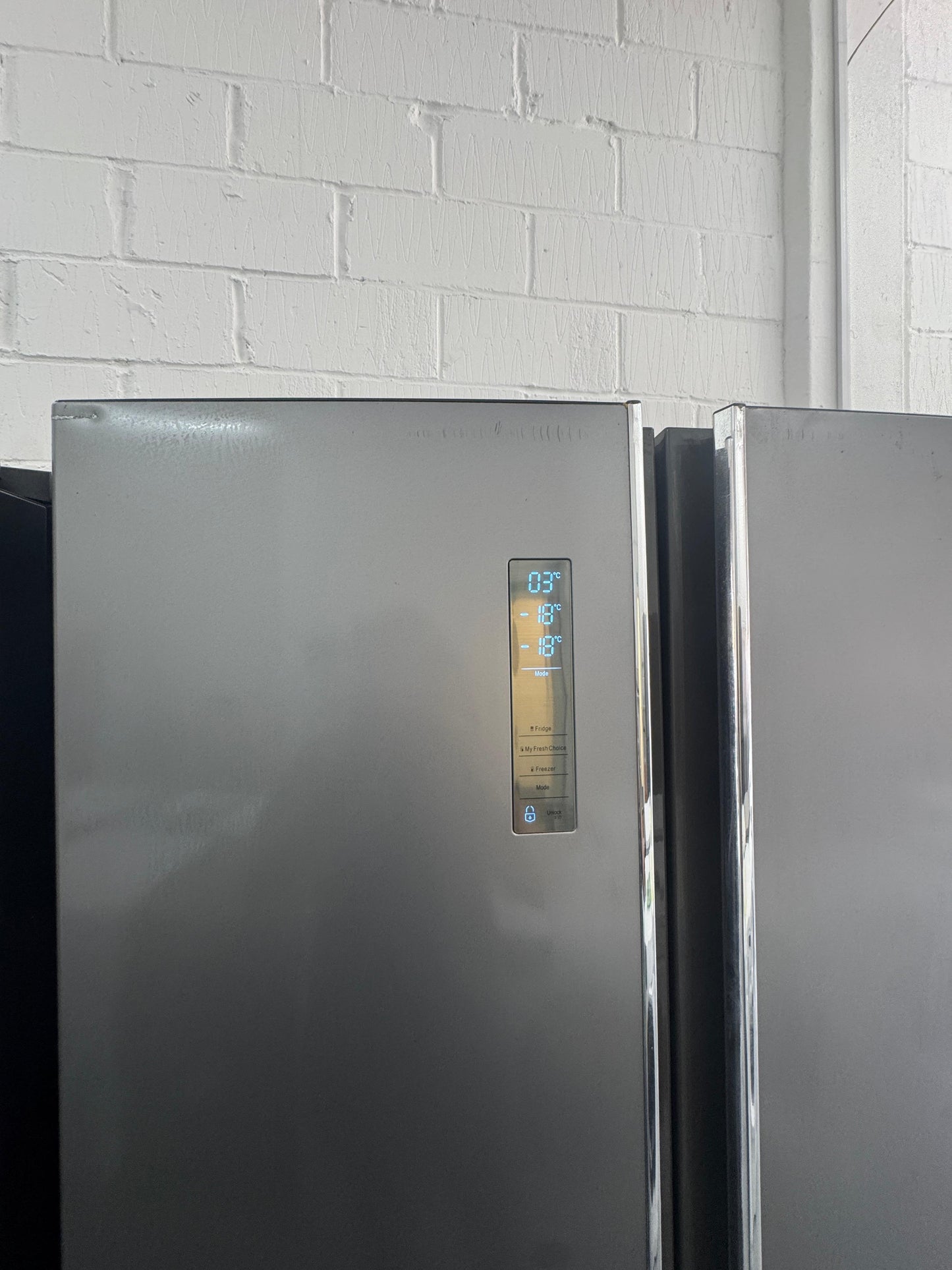 Refurbished Hisense American Style 4-Door Fridge Freezer – 556L Black | RQ689N4BD1