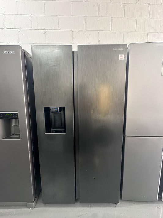 Refurbished Samsung American Style Fridge Freezer – 617L Black | RS68N8330B1