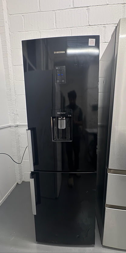Refurbished Samsung 70/30 Fridge Freezer with Chilled Water Dispenser |  RB31FDJND﻿BC