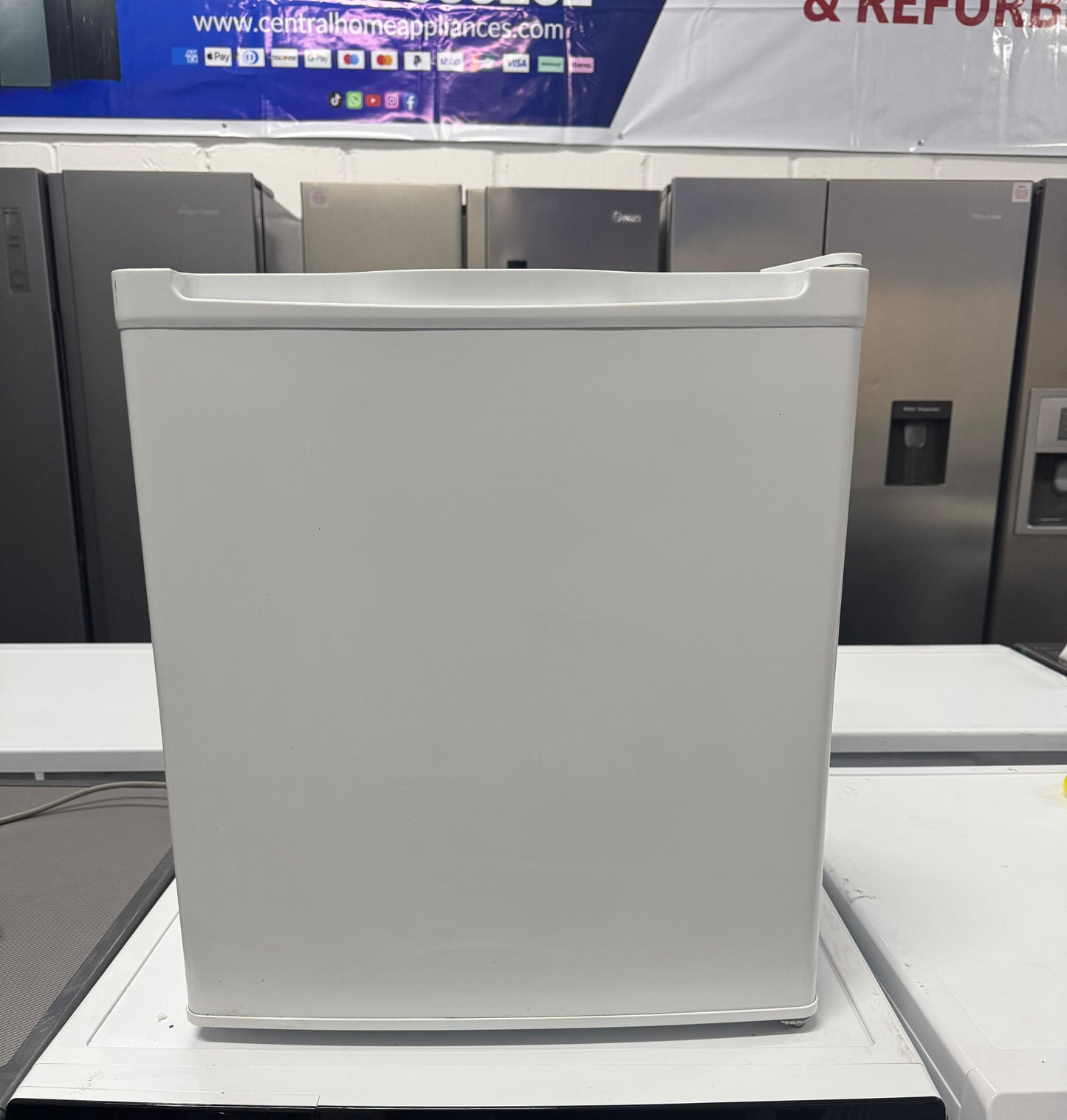 Refurbished Essentials 50 cm Under-Counter Fridge | CTT50W18