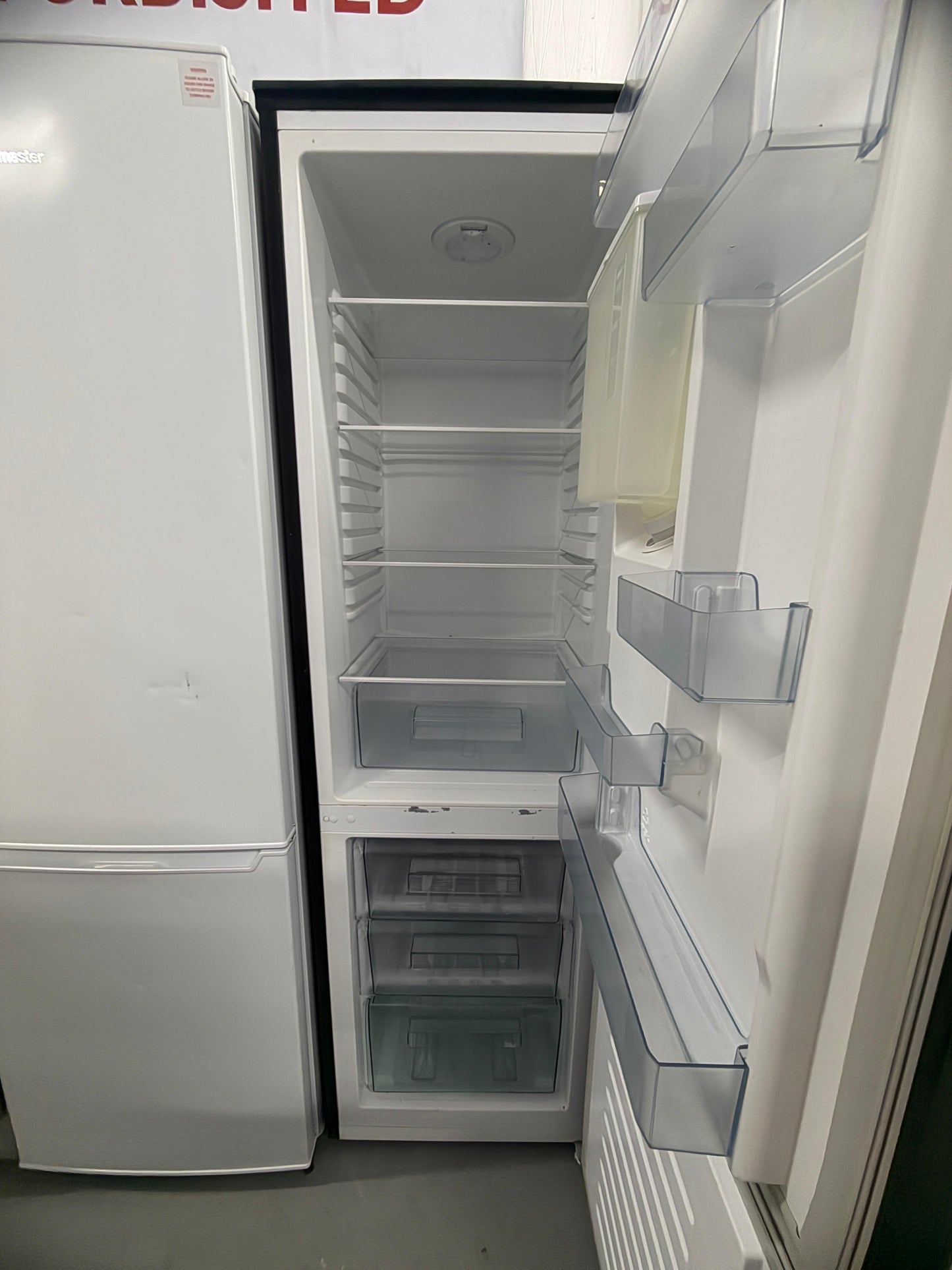 Refurbished Fridgemaster MC55244DB 244L 70/30 Frost-Free Fridge Freezer – Black