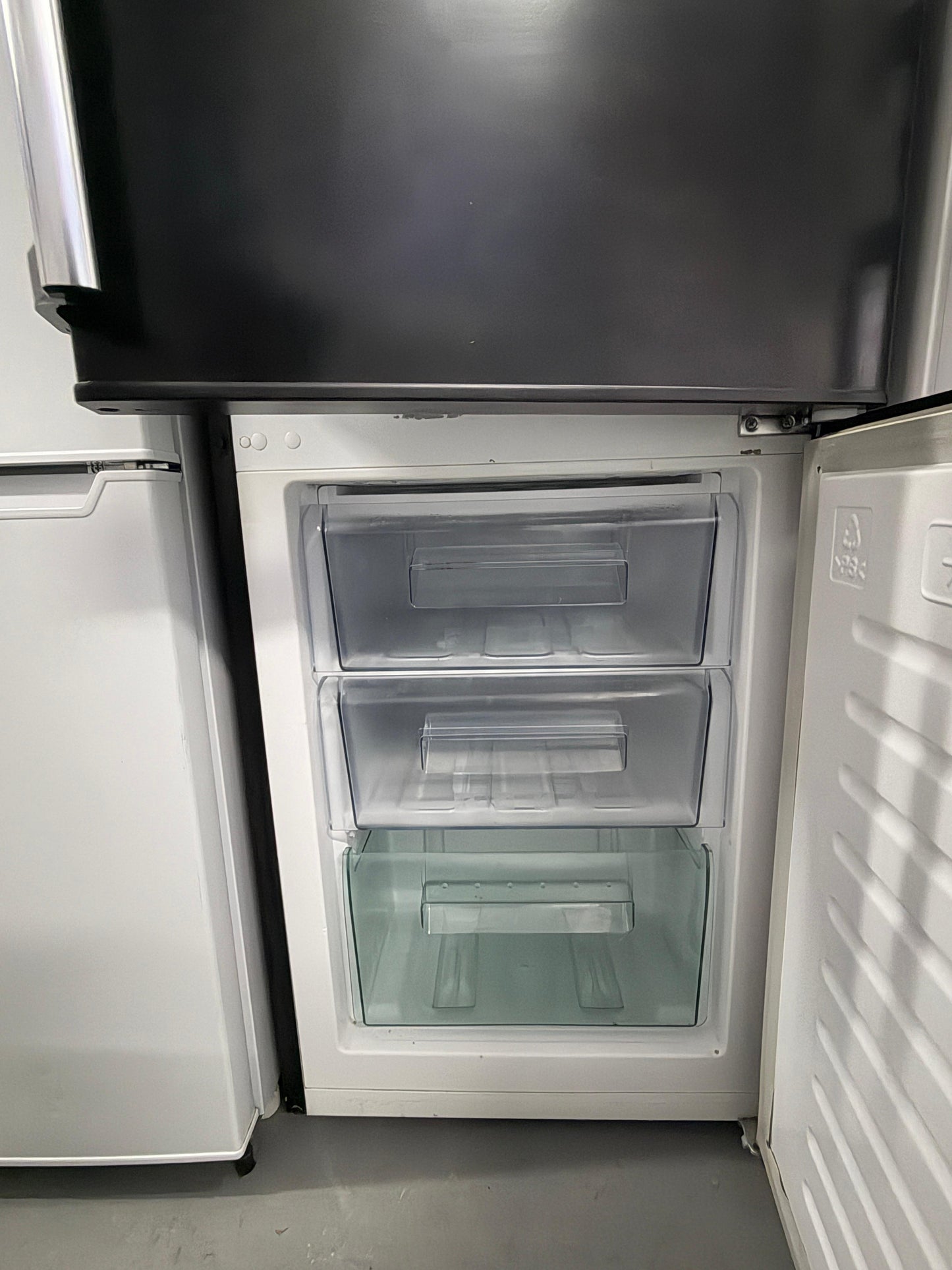 Refurbished Fridgemaster MC55244DB 244L 70/30 Frost-Free Fridge Freezer – Black