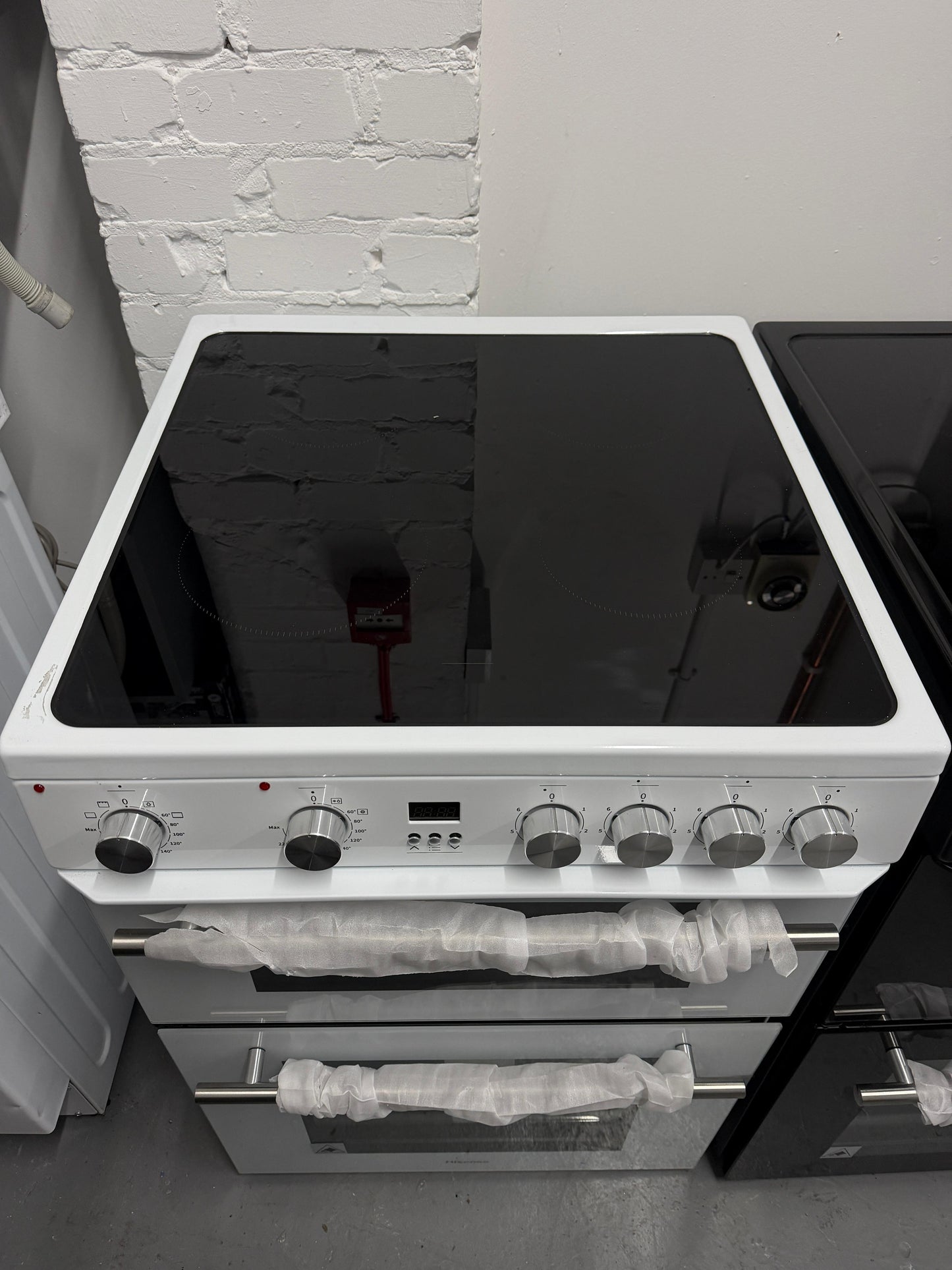 Hisense HDE3211BWUK 60cm Double Oven Electric Cooker – White – New Grade A