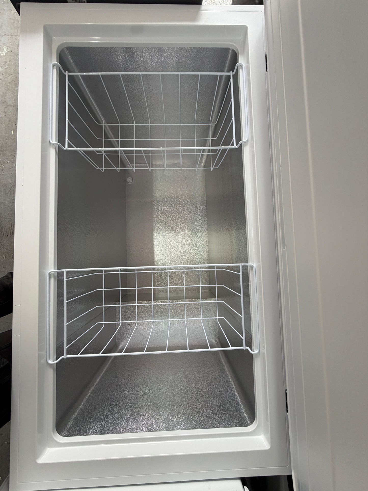 Fridgemaster MCF297E 297L Chest Freezer - White - Unused Grade A