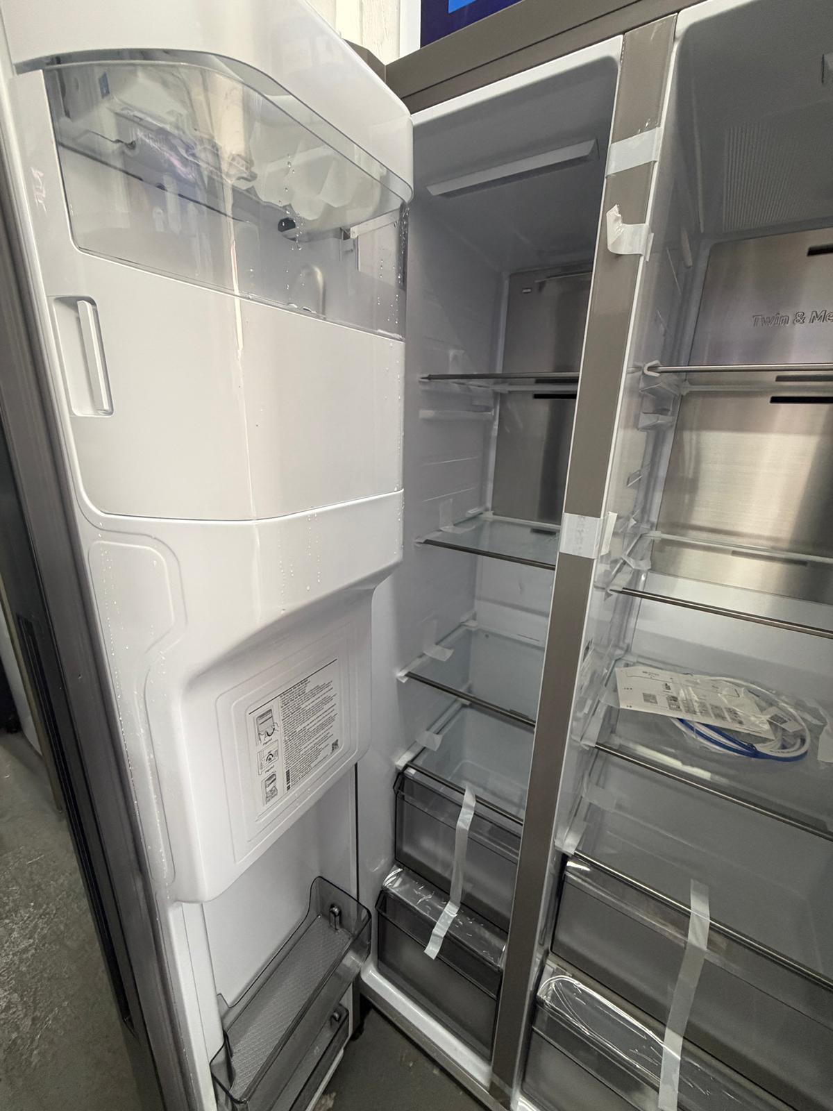 Samsung RS70F66KCF 634 L Frost Free American Fridge Freezer - Black - Unused Grade A