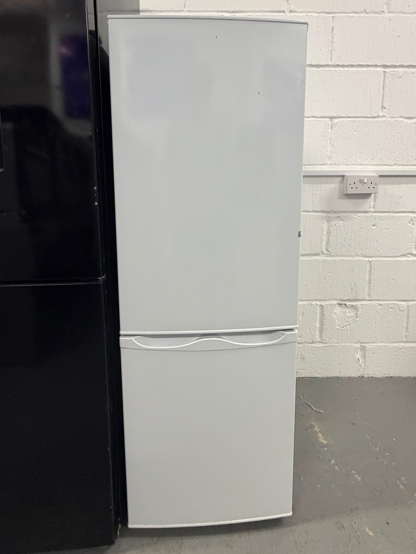 Refurbished Essentials C50BW16 175 L 60/40 Fridge Freezer - White