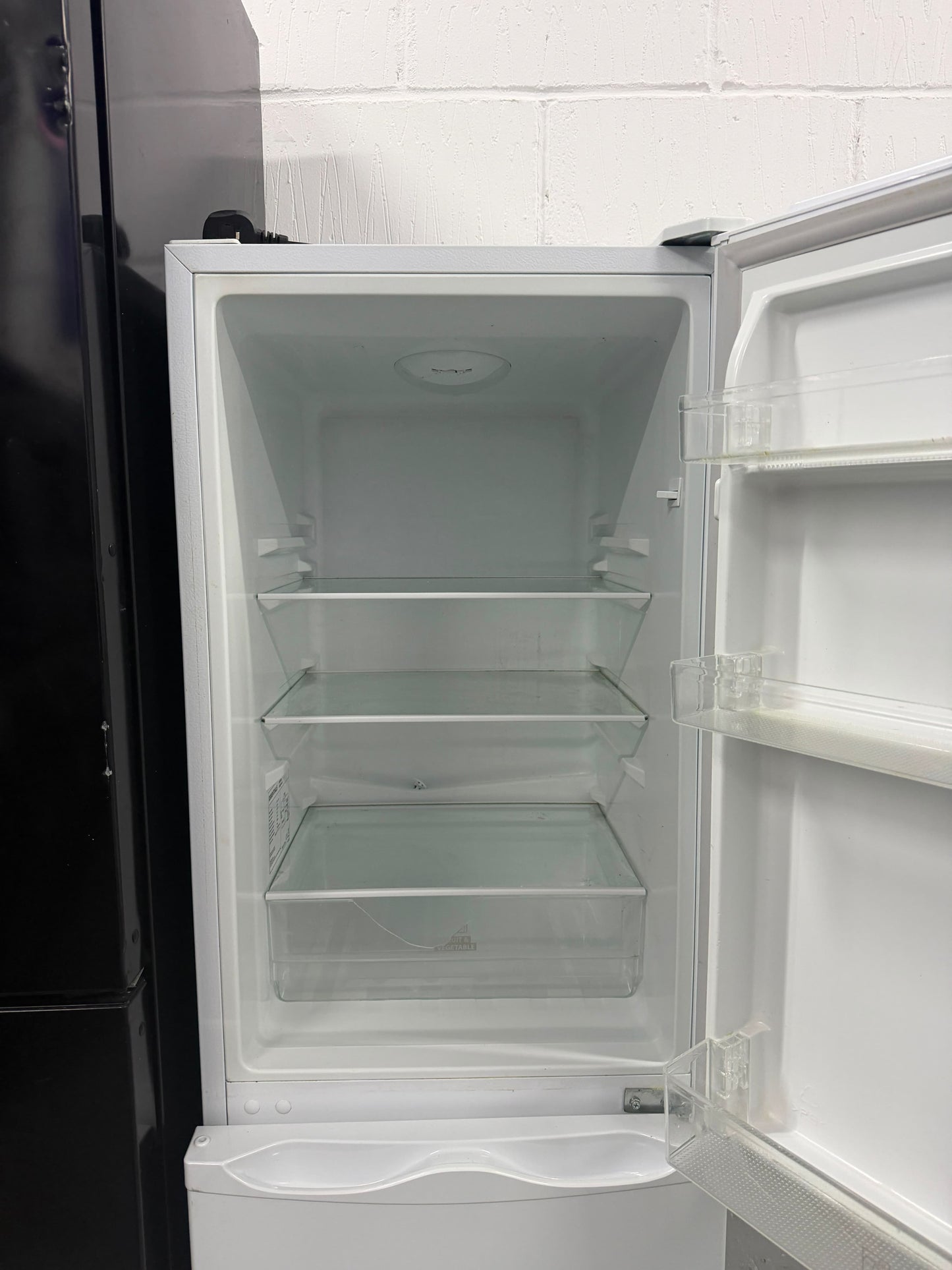 Refurbished Essentials C50BW16 175 L 60/40 Fridge Freezer - White