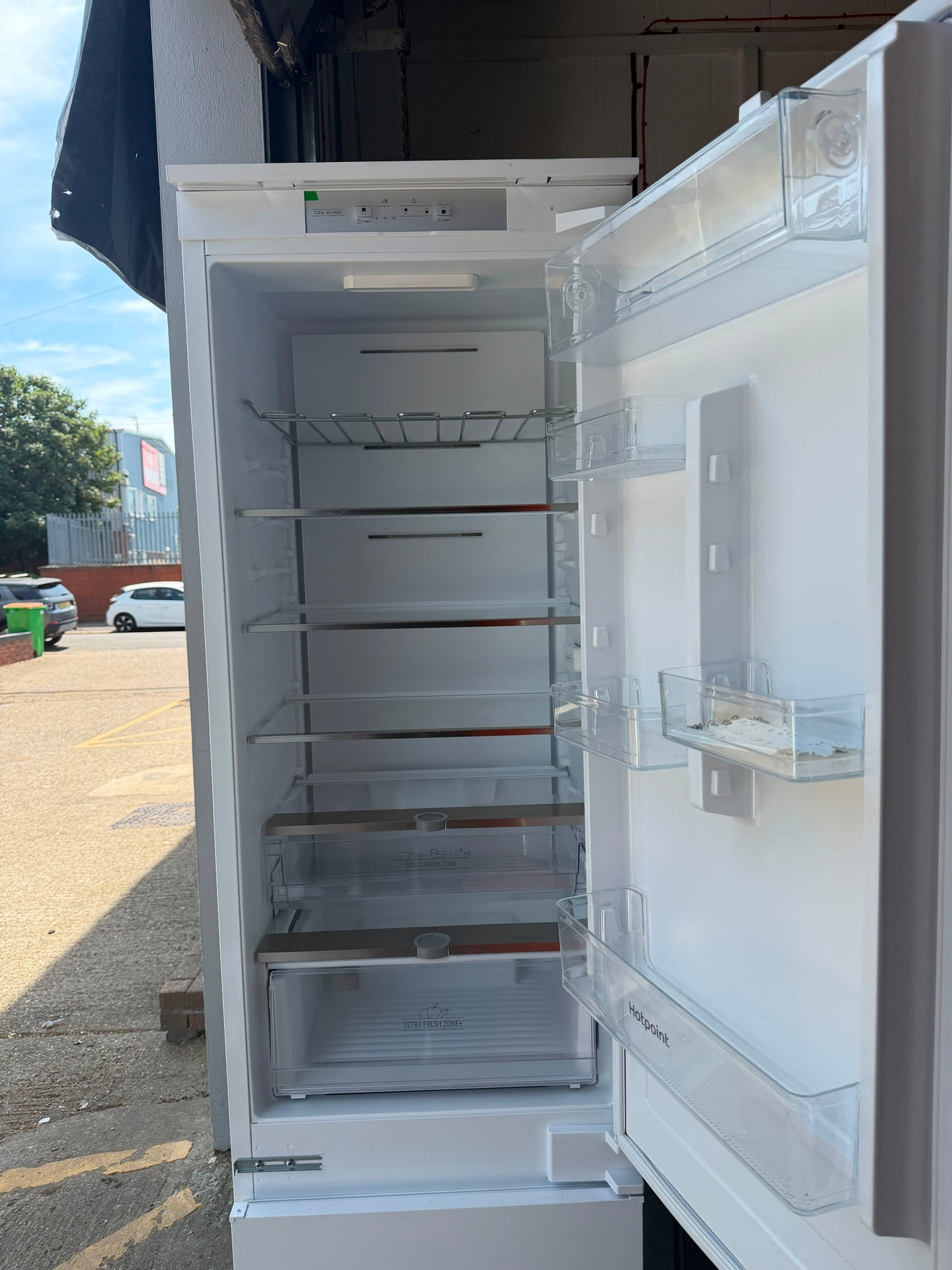 Refurbished Lamona LAM6381 Integrated Fridge Freezer – White