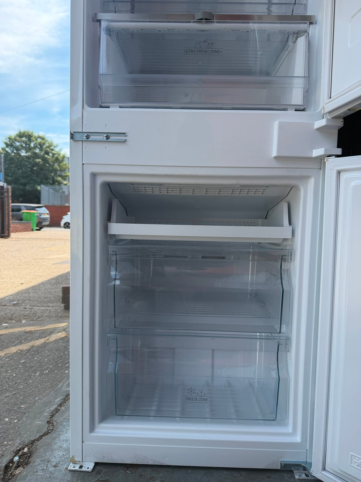 Refurbished Lamona LAM6381 Integrated Fridge Freezer – White