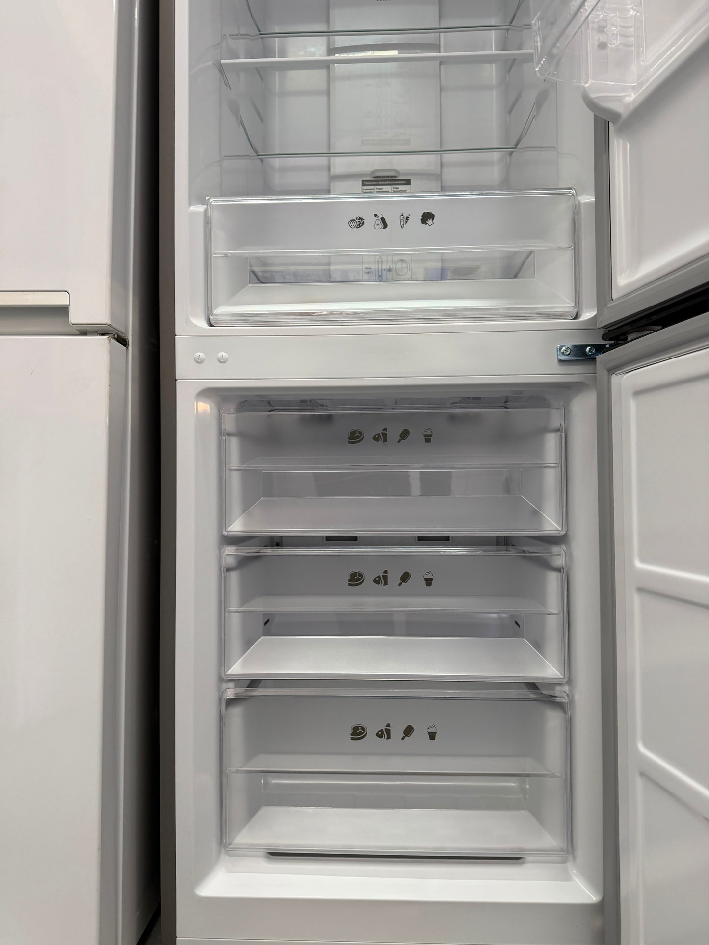 Refurbished Russell Hobbs RH186FFFF60SS 293L Frost Free Fridge Freezer – Stainless Steel