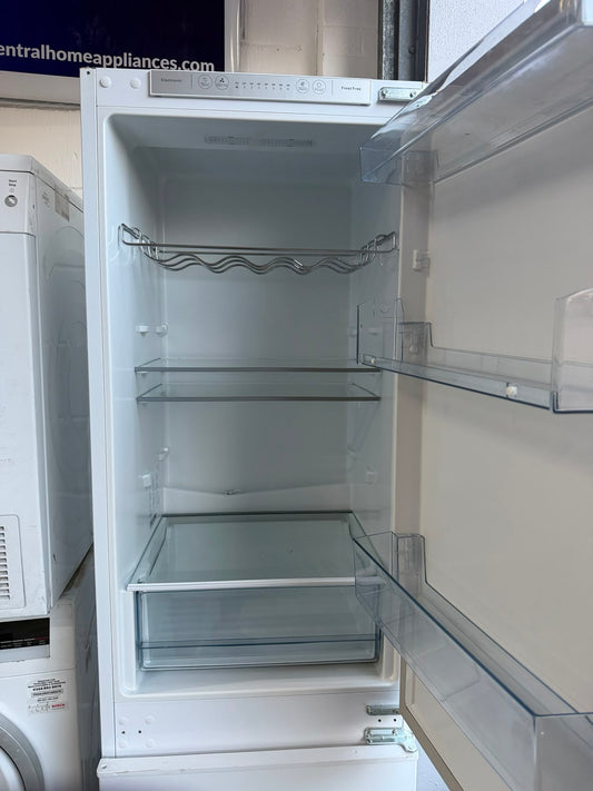 Refurbished Hisense RIB312F4AWE 246L Integrated 70/30 Frost Free Fridge Freezer – White