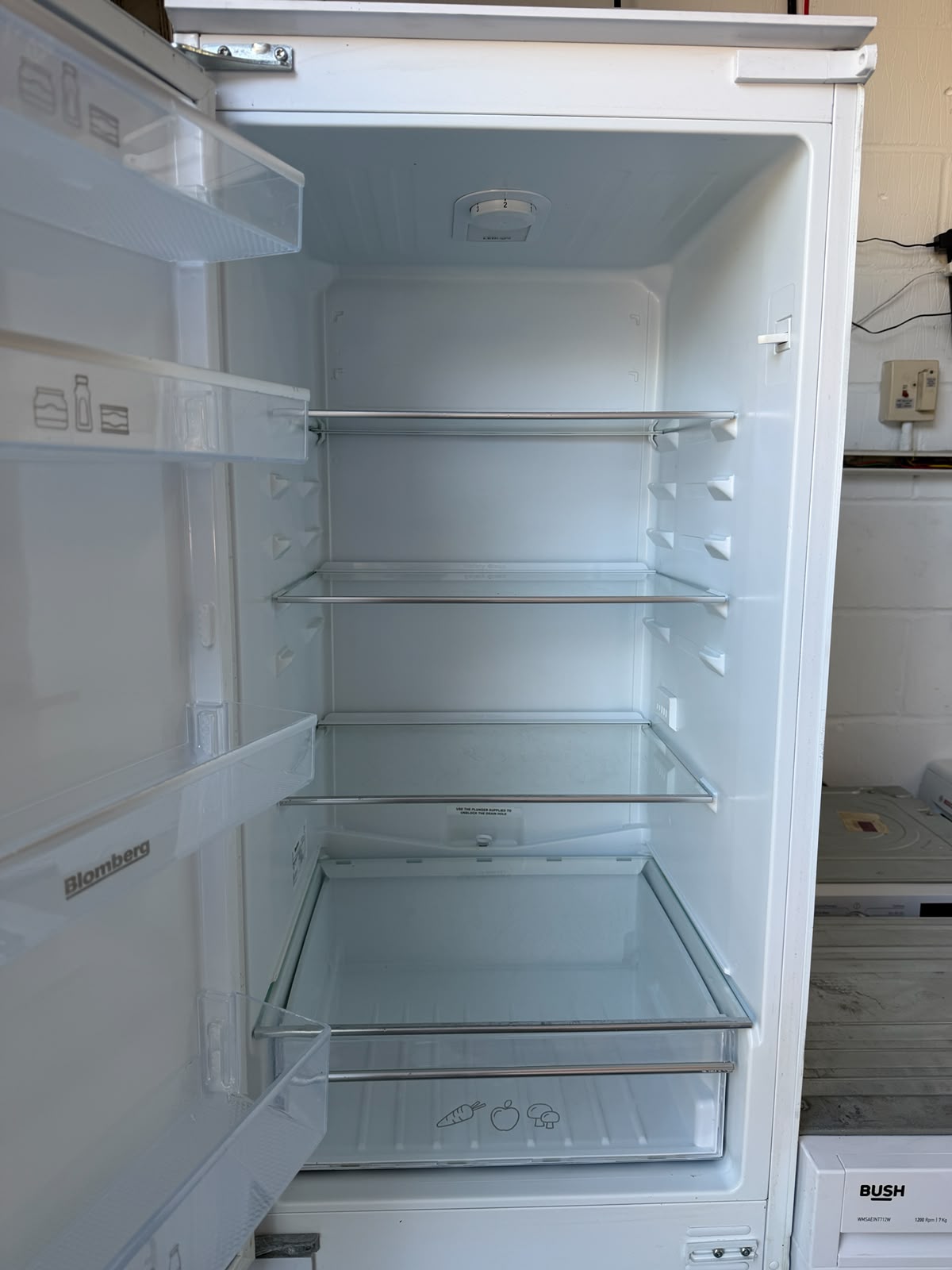 Refurbished Blomberg KNM4551I 262L 70/30 Integrated Frost Free Fridge Freezer - White