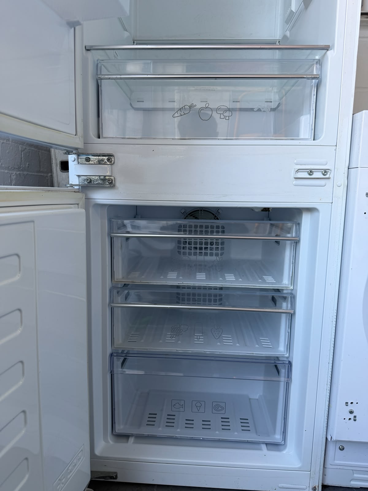 Refurbished Blomberg KNM4551I 262L 70/30 Integrated Frost Free Fridge Freezer - White