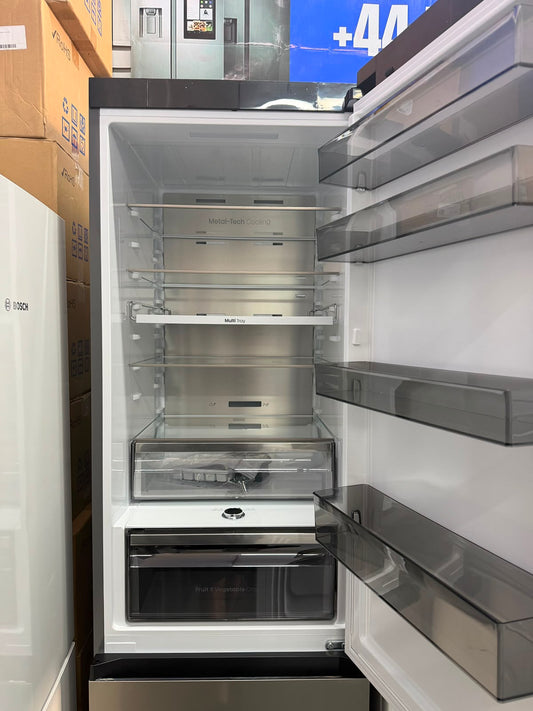 Hisense RB3K330SAIC 330L 60/40 Fridge Freezer - Silver - Unused Grade A