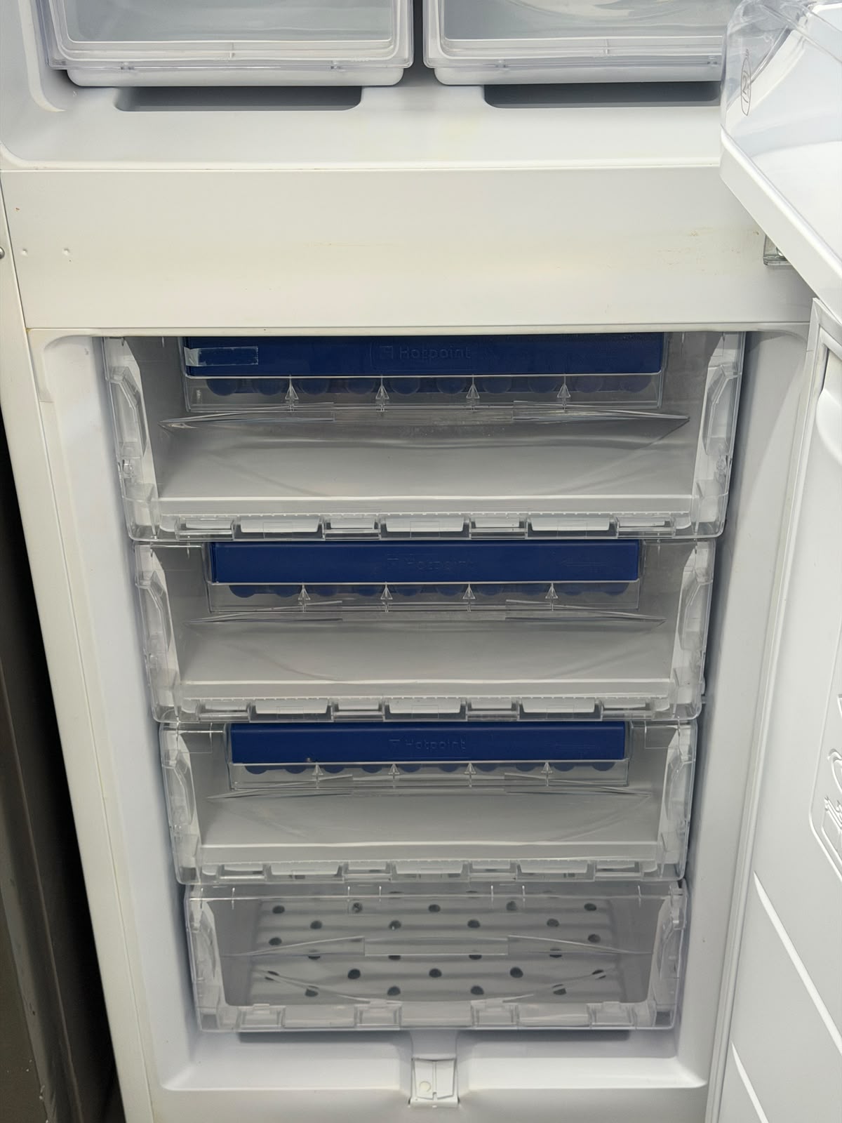 Refurbished Hotpoint RFAA52P 234L 50/50 Freestanding Fridge Freezer - White
