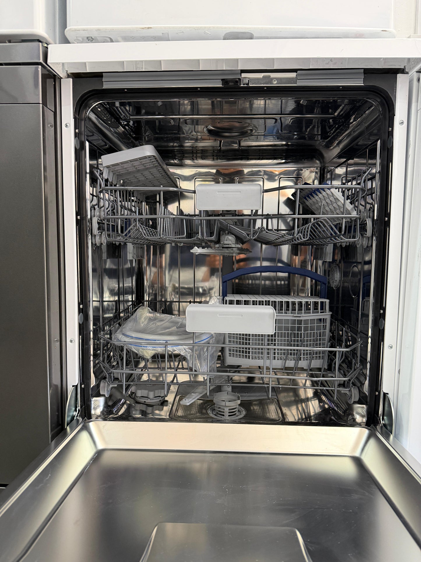Sensis DWF0114FSDW 14 Place Settings Freestanding Dishwasher - White - Unused Grade A
