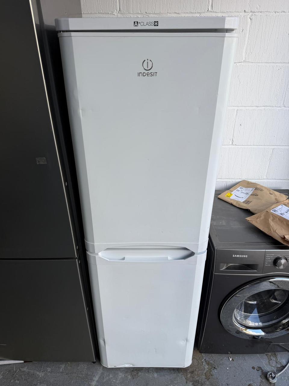 Refurbished Indesit CAA 55 235L 60/40 Fridge Freezer - White